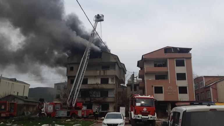 Yıkım işlemleri sırasında 4 katlı binanın çatısı yandı