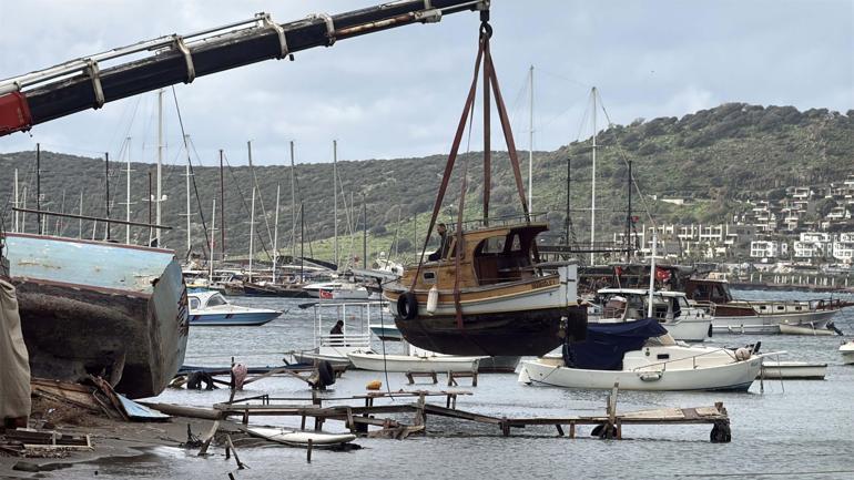 Yıkımda teknenin altından Türk bayrağı çıktı, işlem durduruldu