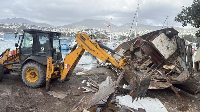 Yıkımda teknenin altından Türk bayrağı çıktı, işlem durduruldu