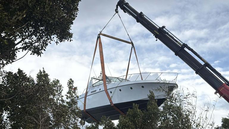 Yıkımda teknenin altından Türk bayrağı çıktı, işlem durduruldu