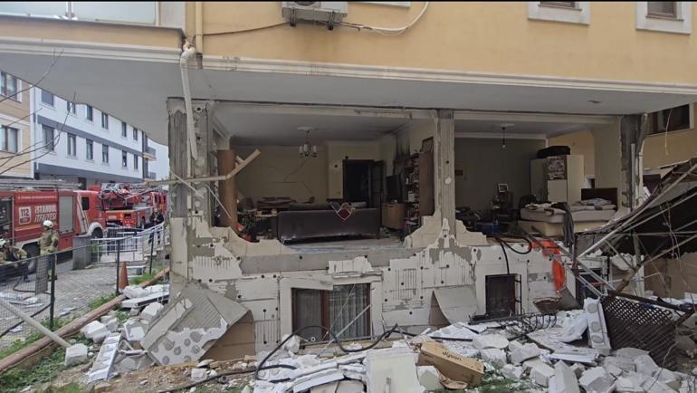 Ataşehirde 3 katlı binada doğal gaz patlaması; ortalık savaş alanına döndü