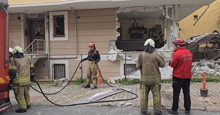 Ataşehirde 3 katlı binada doğal gaz patlaması; ortalık savaş alanına döndü