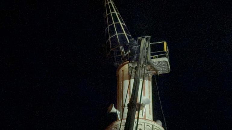 Marmaris’te fırtına; ağaçlar devrildi, yelkenli tekne karaya oturdu