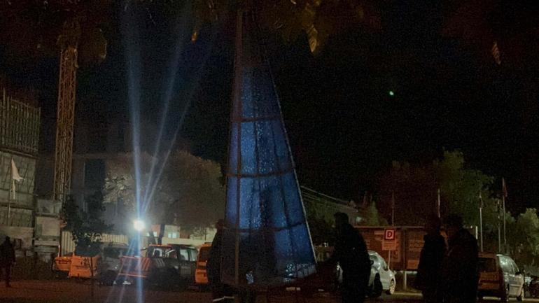 Marmaris’te fırtına; ağaçlar devrildi, yelkenli tekne karaya oturdu