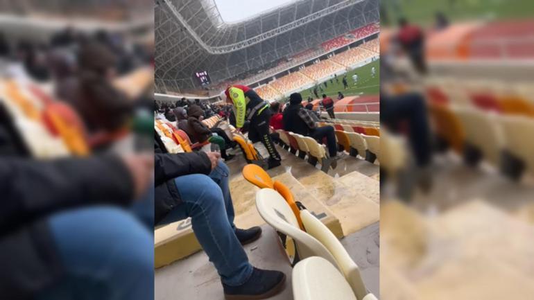 Polis, üşüyen çocuğa çorabını çıkarıp verdi; o anlar kamerada