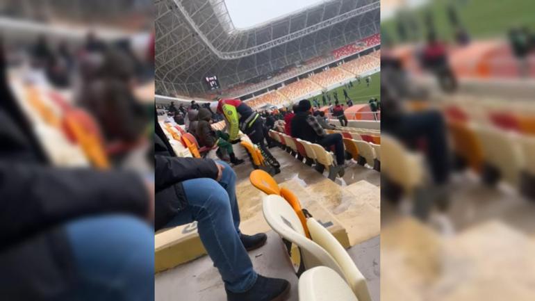 Polis, üşüyen çocuğa çorabını çıkarıp verdi; o anlar kamerada