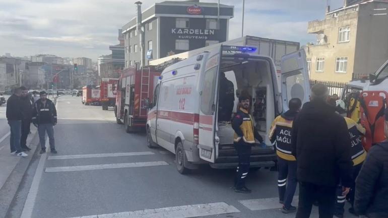 Bağcılarda çekici park halindeki TIRa çarptı: 2 yaralı
