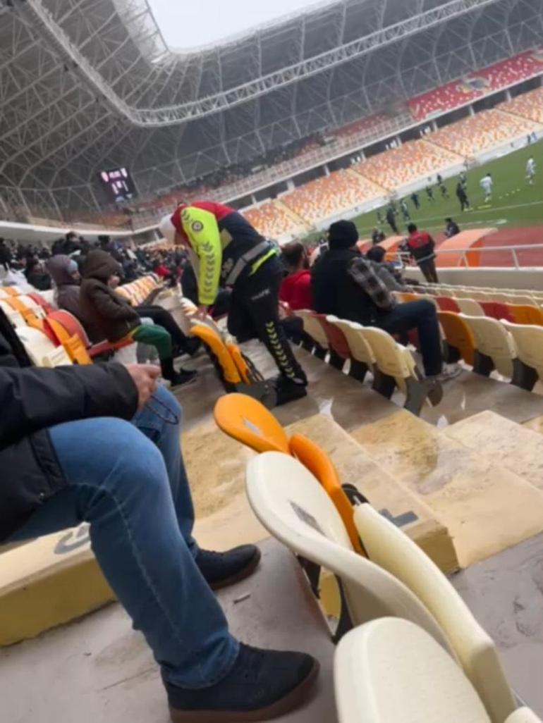 Ayağındaki çorabı üşüyen çocuğa veren polise teşekkür plaketi