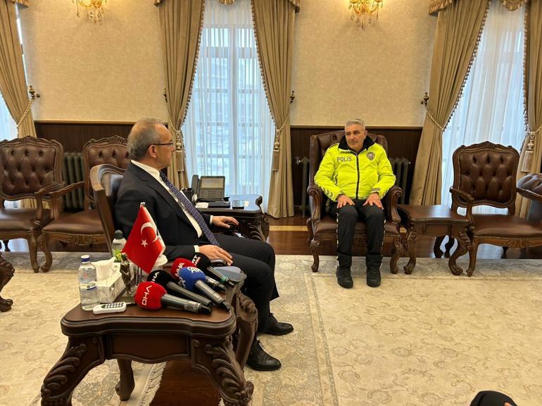 Ayağındaki çorabı üşüyen çocuğa veren polise teşekkür plaketi