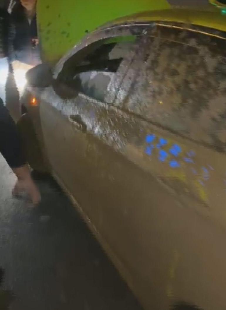 İstanbul Havalimanından taksiye binen yolcular şoförü darbedip kaçtı