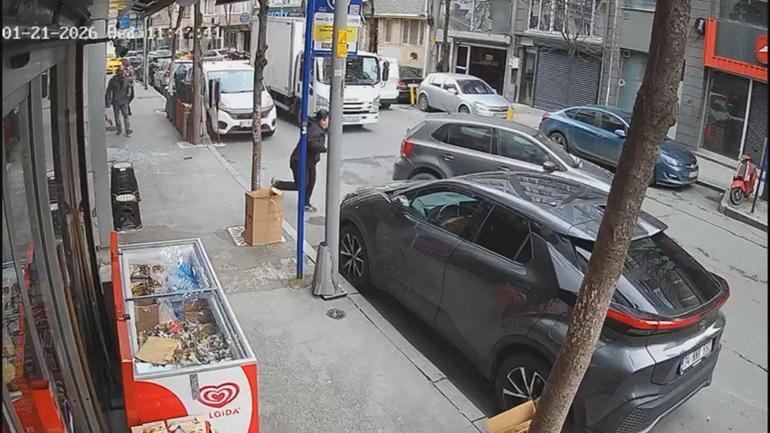 Şişlide sürücüsünün fren yerine gaza bastığı otomobil kuaför dükkanına girdi