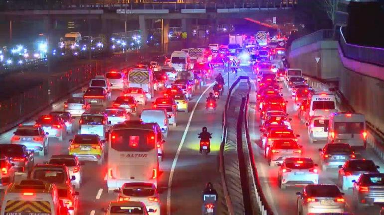 İstanbulda trafik yoğunluğu yüzde 87ye ulaştı