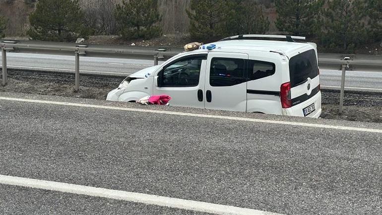 Kütahya’da hafif ticari araç refüjdeki su tahliye kanalına düştü; 2’si çocuk 3 yaralı