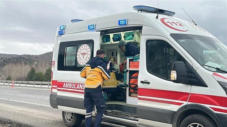 Kütahya’da hafif ticari araç refüjdeki su tahliye kanalına düştü; 2’si çocuk 3 yaralı