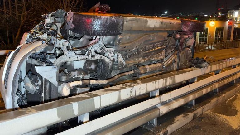 Avcılarda otomobil bariyerin yanındaki yaya yoluna düştü: 2 yaralı