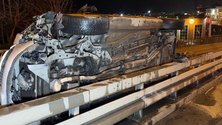 Avcılarda otomobil bariyerin yanındaki yaya yoluna düştü: 2 yaralı