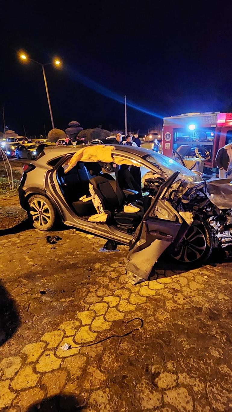 Bursada iki otomobil kafa kafaya çarpıştı: 3 yaralı