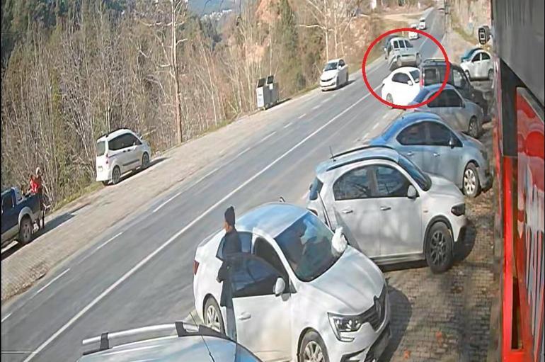 Hafif ticari aracın şarampole devrildiği kaza kamerada