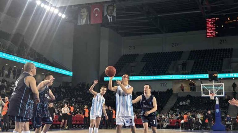 Down sendromlu basketbolcular farkındalık için parkeye çıktı