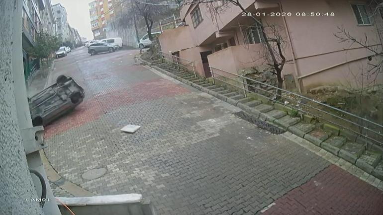 Kağıthanede 2 araca ve doğalgaz kutusuna çarparak takla atan otomobil kamerada