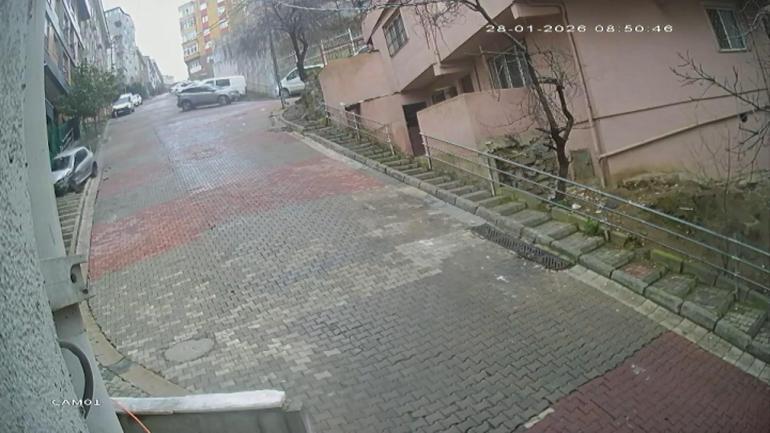 Kağıthanede 2 araca ve doğalgaz kutusuna çarparak takla atan otomobil kamerada