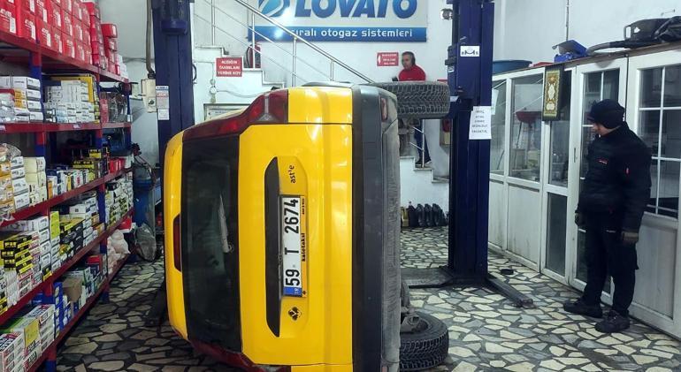 Taksinin araç asansöründen düştüğü anlar kamerada