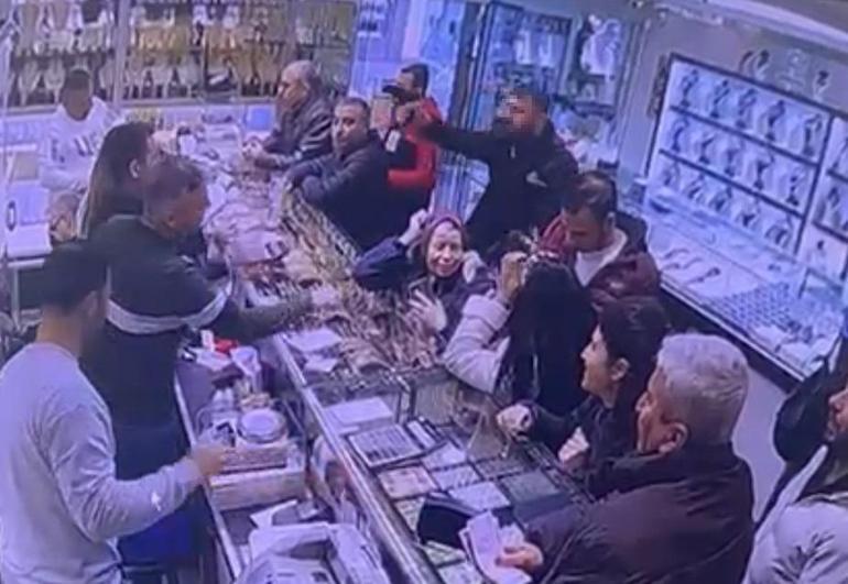 Tabancayla kuyumcuya girip 100 gram altını aldı, havaya ateş açıp kaçtı