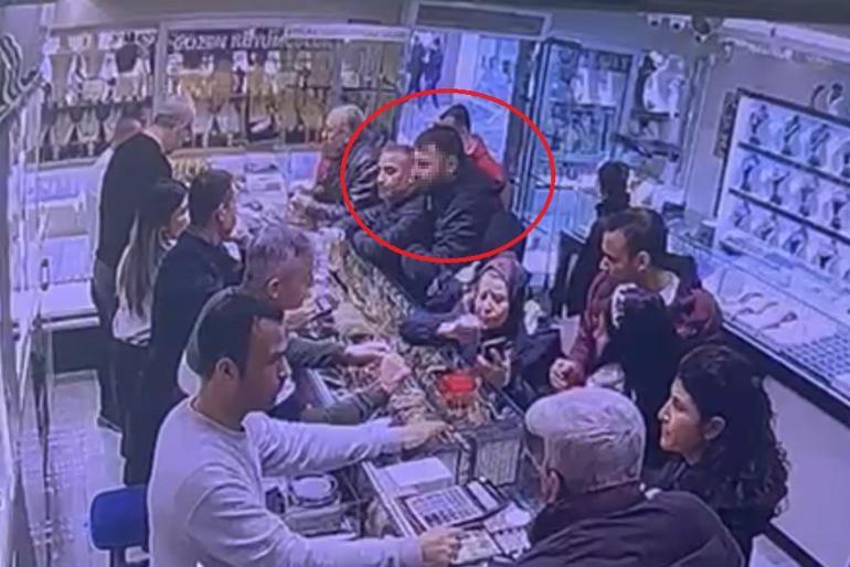 Tabancayla kuyumcuya girip 100 gram altını aldı, havaya ateş açıp kaçtı