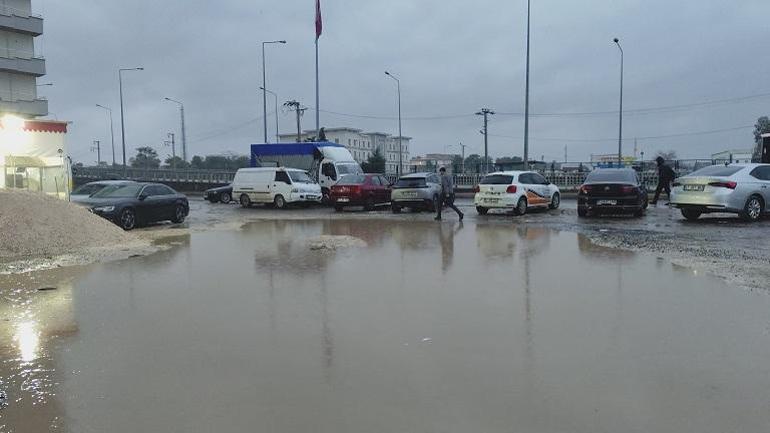 Kızıltepede sağanak; yollar göle döndü