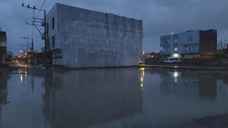 Kızıltepede sağanak; yollar göle döndü