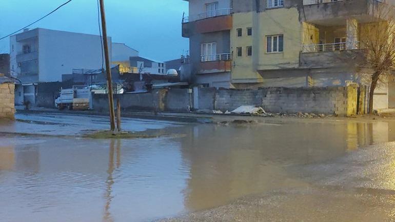 Kızıltepede sağanak; yollar göle döndü