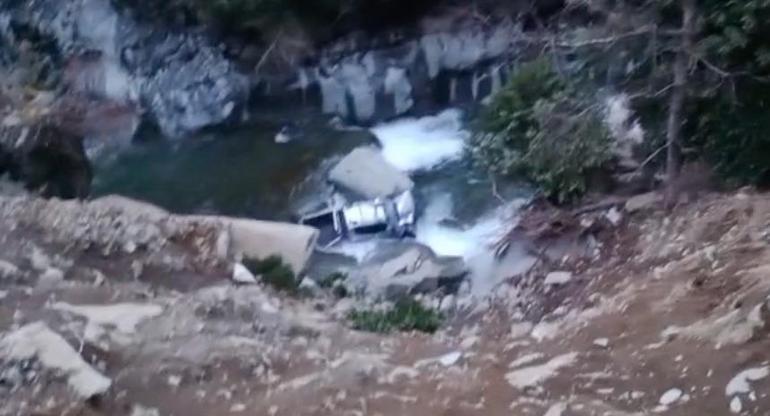 Rizede kamyonet dereye yatağına düştü: 2 yaralı