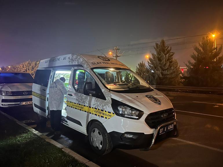 Yol kenarında park halindeki minibüste ölü bulundu