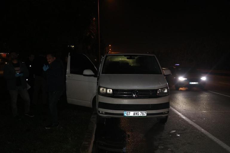 Yol kenarında park halindeki minibüste ölü bulundu