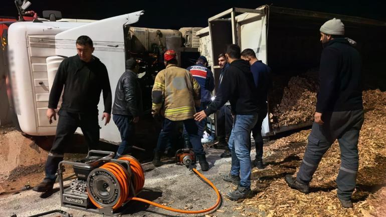 Bursada talaş yüklü TIR devrildi: 1 ölü
