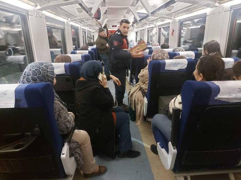 Balıkesir’de toprak kaydı, yolcu treni raydan çıktı: 1 yaralı