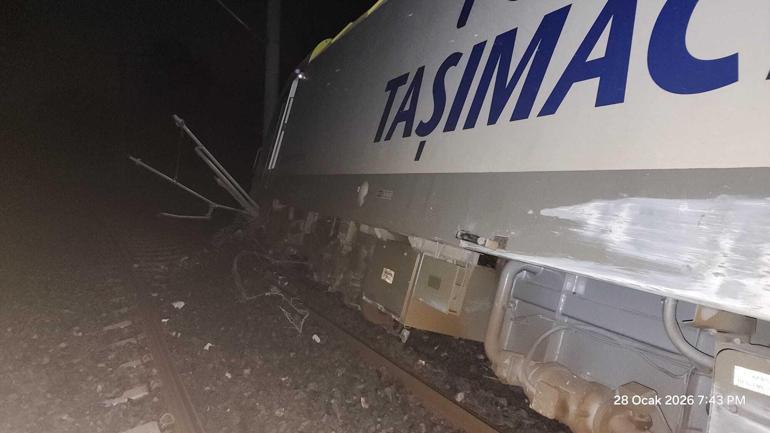 Balıkesir’de toprak kaydı, yolcu treni raydan çıktı: 1 yaralı