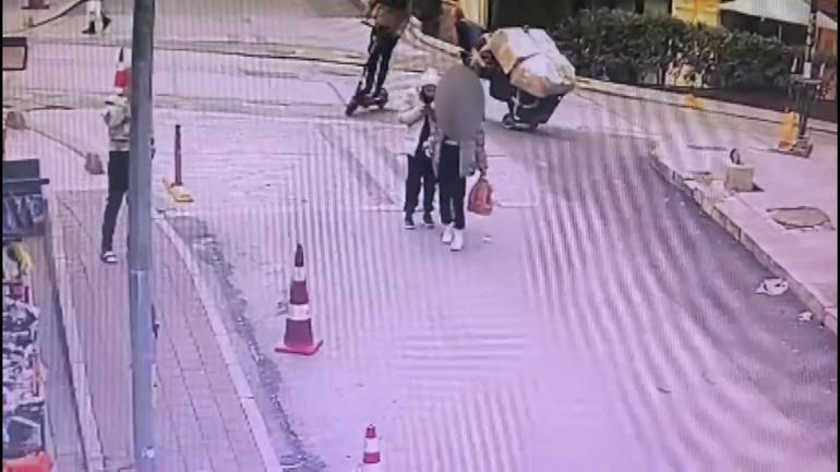 Fatihte çaldıkları cep telefonunu polisi görünce attılar; kaçarken yakalandılar