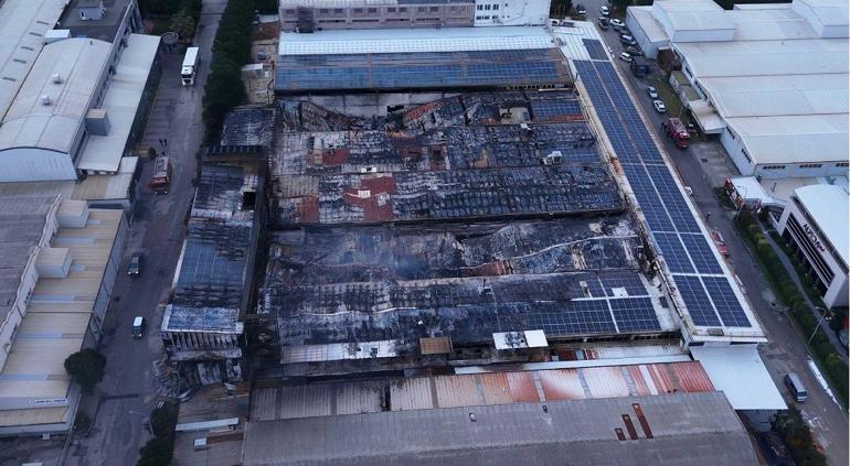 Alevlere müdahale eden 12 itfaiyeci dumandan etkilendi; yanan fabrika havadan görüntülendi