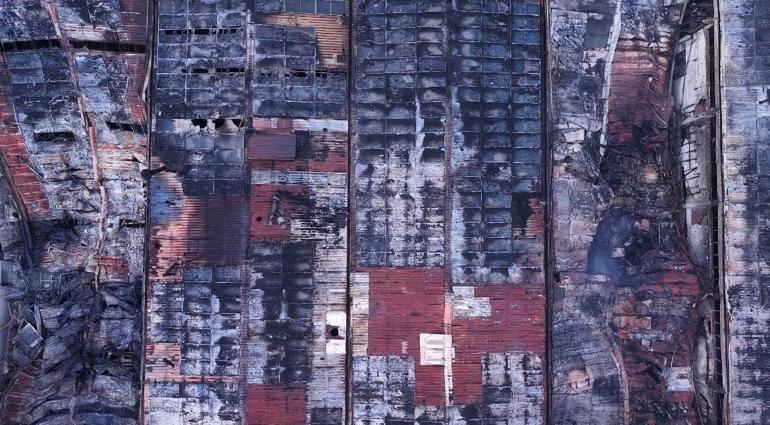 Alevlere müdahale eden 12 itfaiyeci dumandan etkilendi; yanan fabrika havadan görüntülendi