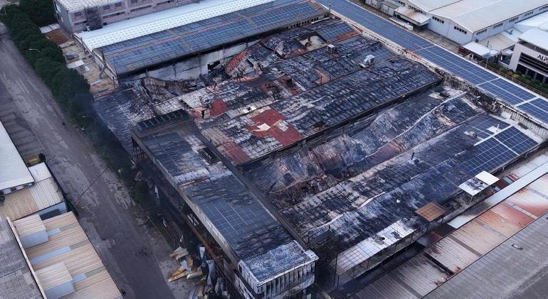 Alevlere müdahale eden 12 itfaiyeci dumandan etkilendi; yanan fabrika havadan görüntülendi