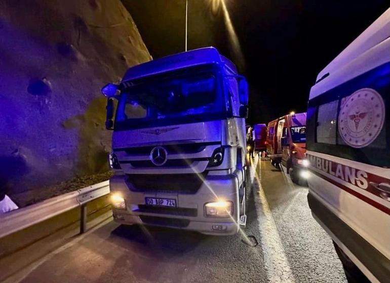 Yolcu otobüsü, TIRa çarptı; muavin öldü, 3 yaralı