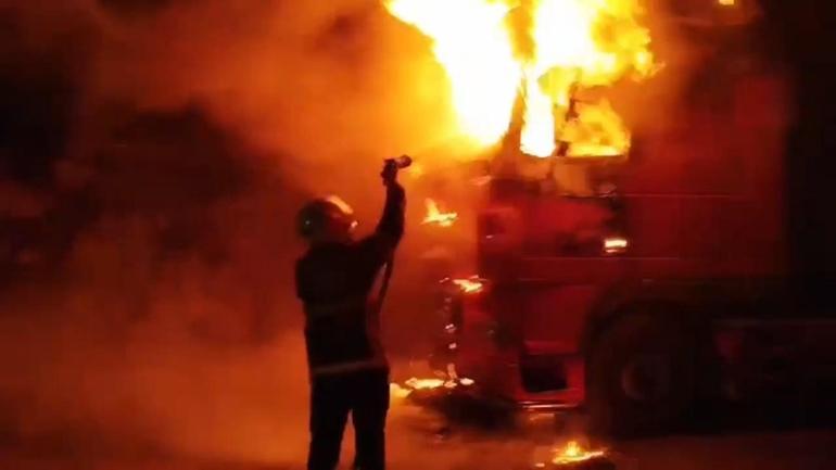 Şanlıurfa’da TIR alev alev yandı