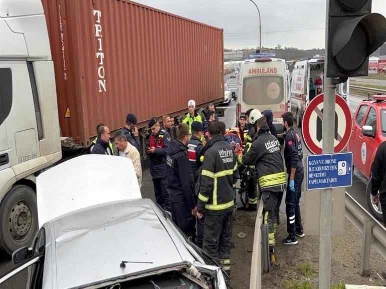 TIR, kırmızı ışıkta bekleyen otomobile çarptı; 3 yaralı
