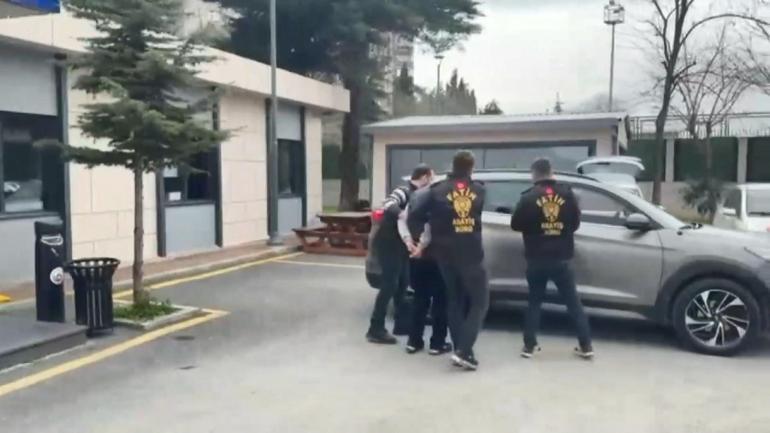 Fatih Mısır Çarşısının girişinde silahlı saldırı; vurduğu kişinin başında bekledi