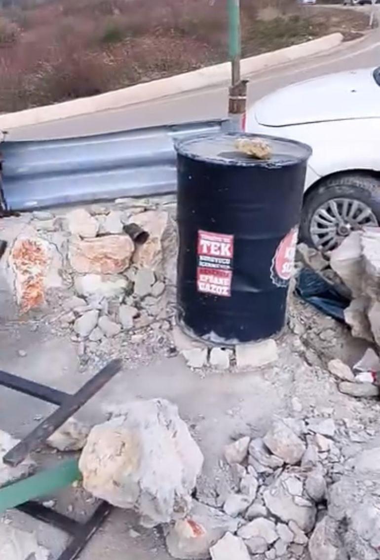 Virajlı yolda otomobilin bariyerlere çarptığı kaza kamerada