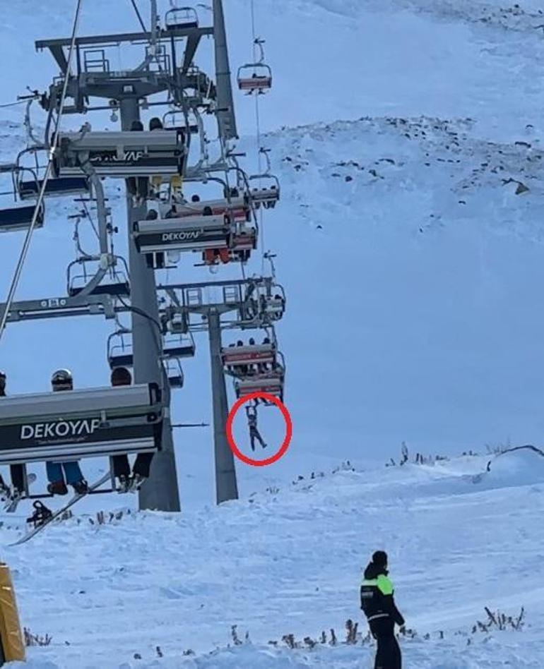Düşen snowboardını almak için atlamaya çalıştığı telesiyejde asılı kaldı; o anlar kamerada