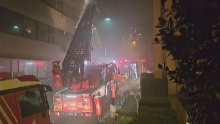 Beyoğlunda 3 katlı otelde çıkan yangın söndürüldü