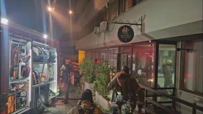 Beyoğlunda 3 katlı otelde çıkan yangın söndürüldü