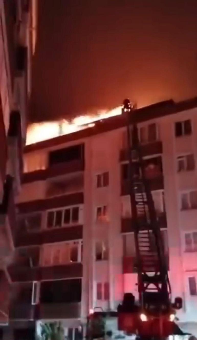 Terasta yakılan mangaldan savrulan kıvılcımlarla çatı katı yandı